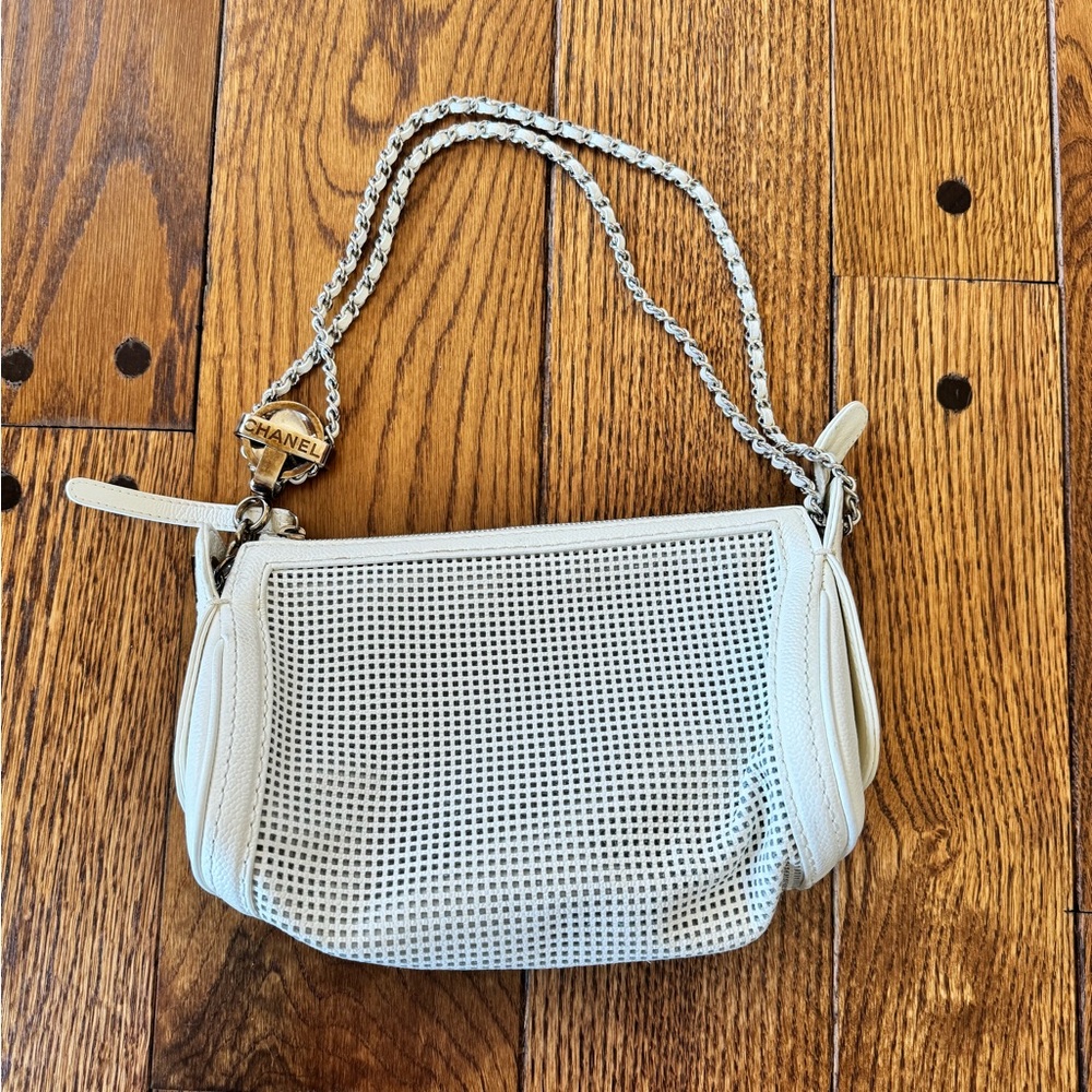 AUTH VINTAGE CHANEL 2004 Caviar Perforated Pulley Shoulder Bag
